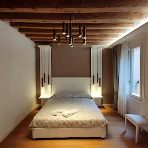 Deluxe 3 Bedroom Flat In Rialto , Venice Italy